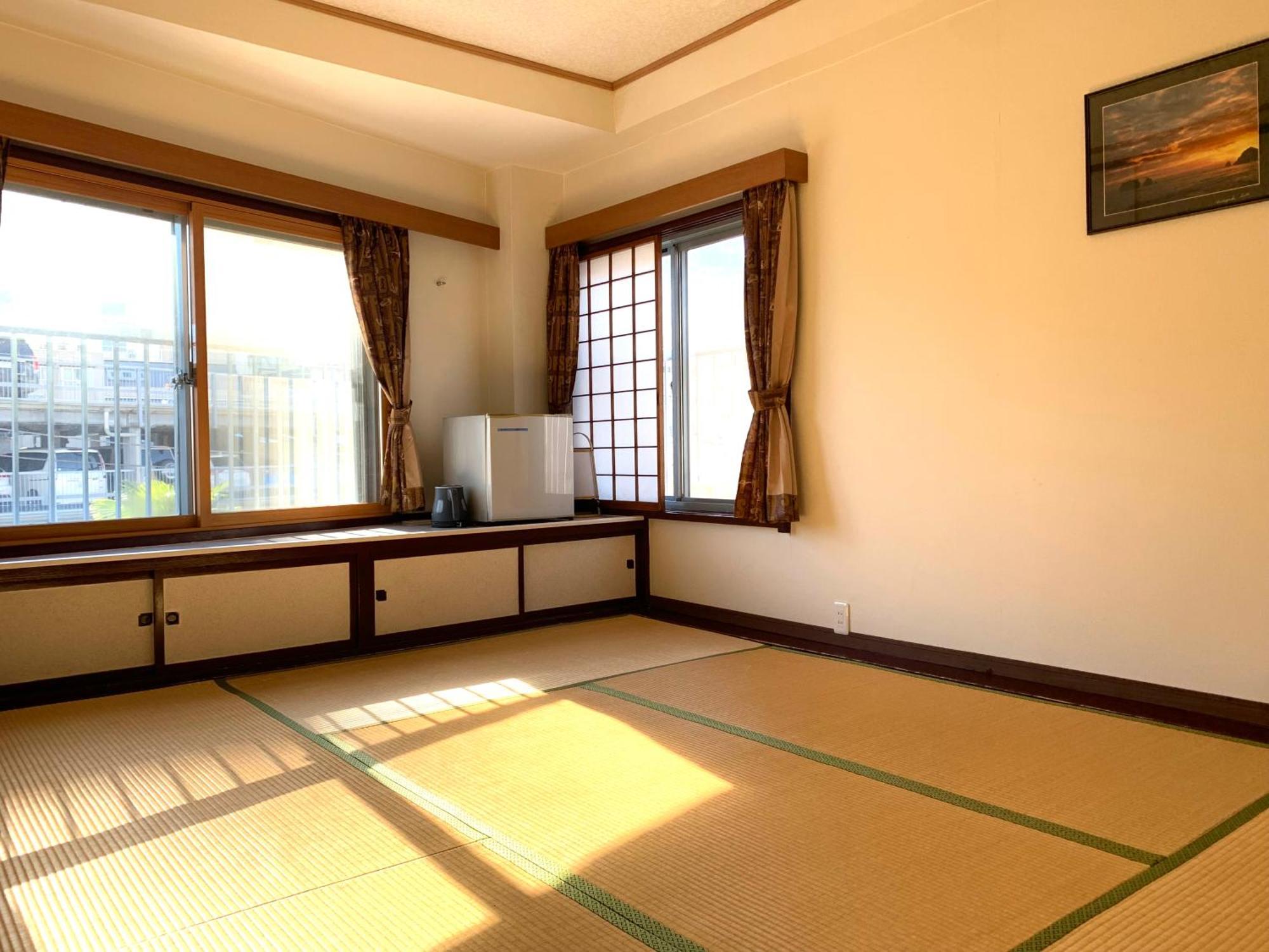 Izu-No-Umi Hotel Атами Екстериор снимка